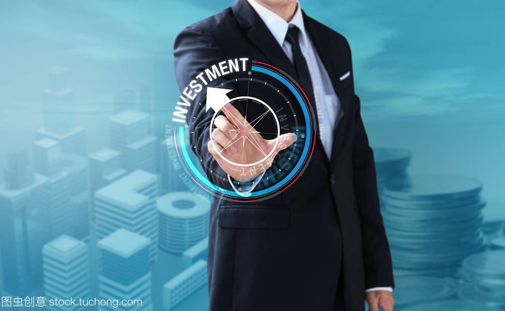 投资业务人触摸旋转罗盘 投资管理的智慧导航